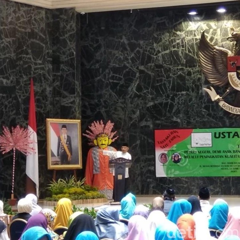Amien Rais Tunjuk Foto Jokowi di Balai Kota: Ini Sudah Down Amien Rais Tunjuk Foto Jokowi di Balai Kota: Ini Sudah Down