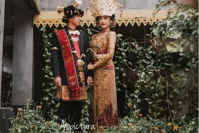 Selain memakai busana lengkap pengantin Palembang, Raditya Dika dan pasangan juga melakukan pemotretan dengan adat Mandailing. Dok. Aspictura