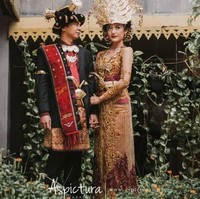 Selain memakai busana lengkap pengantin Palembang, Raditya Dika dan pasangan juga melakukan pemotretan dengan adat Mandailing. Dok. Aspictura