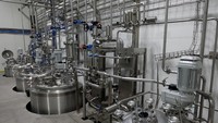 Ruang mixing di Pabrik Cairan Obat Dalam II Sido Muncul berfungsi untuk mengolah bahan-bahan, seperti ekstrak tanaman herbal, madu, dan air dari lantai atas.