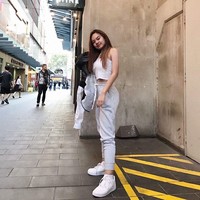 Gemar pakai tank top dan jeans dipadu sneakers, sepintas gaya shafa harris mirip Kylie Jenner. Foto: Instagram/@shafaharris