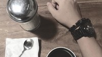 secangkir kopi di terik matahari Jakarta... katanya kopi bisa jadi salah satu sumber antioksidan buat tubuh.., tulis Omesh dalam akun Instagramnya. Foto: Instagram @omeshomesh