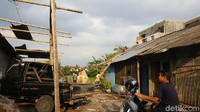 Akibat diterjang angin puting beliung, sekitar 36 rumah di Banguntapan, Bantul, DIY mengalami kerusakan. Warga, petugas BPBD, relawan bergotong royong membersihkan dan memperbaiki rumah yang rusak. (Foto: Pancratia Andri Arsani/detikcom)