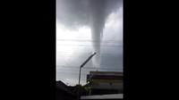 Banyak warga yang tak menduga kemunculan angin puting beliung ini. Angin bergerak dari arah barat ke timur. (Dok. BNPB)