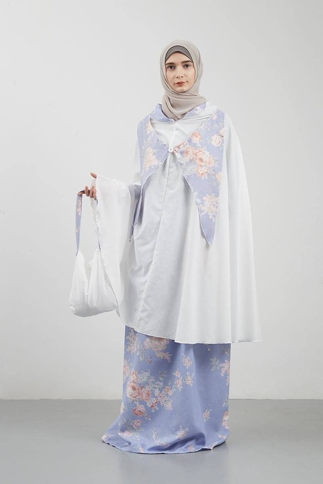 Berbeda dari biasanya, mukena ini memiliki aksen menyerupai rompi di bagian dada. Mengambil motif flowery dengan warna biru lembut membuat tampilan mukena ini terlihat anggun. Foto: Dok. Hijabenka