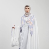 Berbeda dari biasanya, mukena ini memiliki aksen menyerupai rompi di bagian dada. Mengambil motif flowery dengan warna biru lembut membuat tampilan mukena ini terlihat anggun. Foto: Dok. Hijabenka