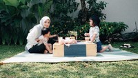 Serasa lagi piknik di halaman. Natasha Rizky dan kedua anaknya pun terlihat sedang bersantai sambil menikmati minuman cokelat yang enak. Foto: Instagram @natasharizkynew
