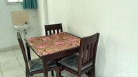 Dilengkapi pula meja makan dan wastafel.