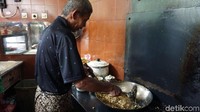 Nah, kalau ini bapak yang meracik lumpia mulai dari merebus rebung hingga menumisnya. Ia sudah bekerja di tempat ini selama puluhan tahun lho.  Foto: Devi S. Lestari / detikFood