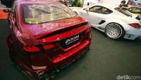 Modifikasi mobil keren tersebut sanggup memanjakan mata pengunjung.