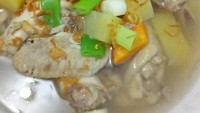 Kalau netizen @fatmadeden ini bikin sup ayam di rumah dengan merebus tulang ayam hingga menjadi kaldu gurih. Ia juga menyertakan resepnya, keren! Foto: Instagram