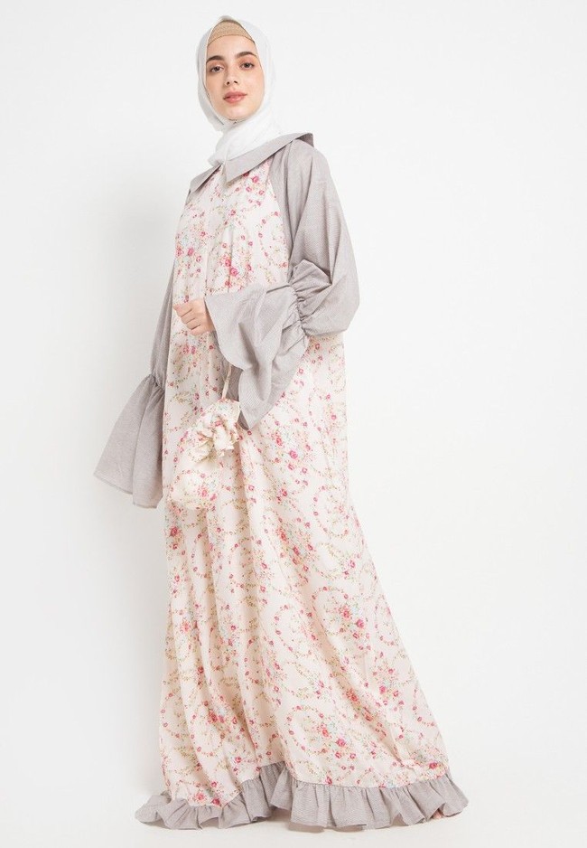 Tren lengan lonceng juga ikut diterapkan pada desain mukena. Paduan motif merah muda dan aksen kerah juga membuat mukena ini tampak playful. Foto: Dok. Zalora