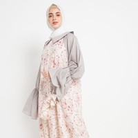 Tren lengan lonceng juga ikut diterapkan pada desain mukena. Paduan motif merah muda dan aksen kerah juga membuat mukena ini tampak playful. Foto: Dok. Zalora