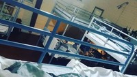 Pihak manejemen hotel mempertahankan ruang-ruang sel dan pintu sel sebagai kamar tidur. Bedanya, ruang sel dirombak jadi lebih besar dan direnovasi. Fasilitas berupa wifi pun diberikan bagi tamu yang ingin menginap di sini. (laura.burel1/Instagram)