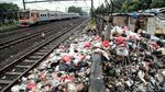 Foto: Sampah Menumpuk di Pinggir Rel Kereta Api