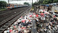 Tumpukan sampah itu juga menimbulkan bau tidak sedap.