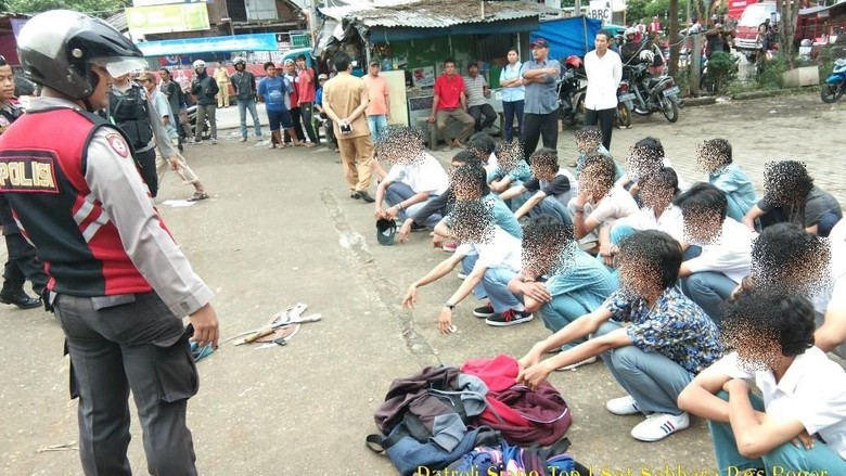 Hendak Tawuran, 26 Pelajar di Bogor Ditangkap Bawa Sajam dan Jimat Hendak Tawuran, 26 Pelajar di Bogor Ditangkap Bawa Sajam dan Jimat