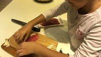 Ternyata Titi nggak masak sendiri. Ada si kecil yang membantunya. Bantuin ibunya masak buat daddy, tulis Titi. Foto: instagram @titirajobintang