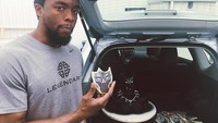 Memerankan karakter TChalla di film Black Phanter dengan sempurna, Chadwick Boseman masih sempat menikmati kue berbentuk karakter Black Phanter lengkap dengan cookies imut dari penguasa Wakanda ini. Foto: Istimewa