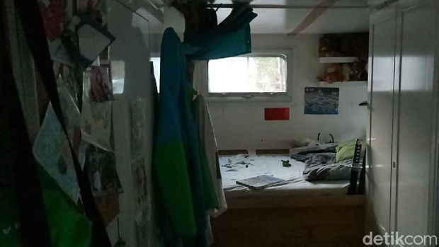 Kamar tidur di dalam rumah mobil
