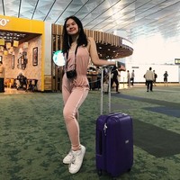 Gaya athleisure Shafa Harris di bandara dengan jumpsuit warna pink pastel. Foto: Instagram/@shafaharris