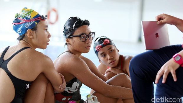 Naima Syeeda bersama atlet renang indah nasional ke Asian Games 2018.