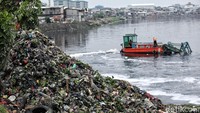 Sampah dikumpulkan di satu tempat sebelum dibuang.