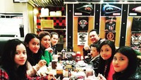 Kompak ya keluarga Bamsoet? Kala itu mereka bersantap di Harley Davidson Cafe di Las Vegas. Foto: Instagram bambang.soesatyo