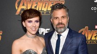Sebelumnya banyak fans yang berharap romansa antara Scarjo dan Mark Rufallo terwujud di dunia nyata. Matt Winkelmeyer/Getty Images for Disney.