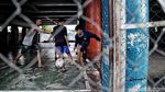 Keceriaan Anak-anak Main Futsal di Kolong Tol Priok