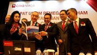 Presiden Komisaris CIMB Niaga Dato Sri Nazir Razak (keempat kiri) berbincang dengan Komisaris Tengku Dato Sri Zafrul Tengku Abdul Aziz (kanan), Presiden Direktur Tigor M. Siahaan (ketiga kanan), Direktur Compliance, Corporate Secretary, and Legal Fransiska Oei (kedua kiri), Direktur Strategy and Finance CIMB Niaga Wan Razly (kedua kanan) di sela Rapat Umum Pemegang Saham Tahunan (RUPST) CIMB Niaga di Jakarta, Selasa (24/4/2018).