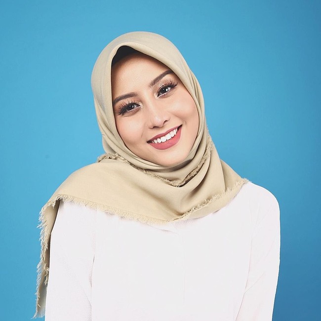 Youtuber sensasional Karin Novilda atau akrab disapa Awkarin tampaknya semakin jeli melihat peluang bisnis. Selain membuat bisnis hijab, ia pun membuat manajemen selebgram yang bernama The A Team. Foto: Instagram/Awkarin