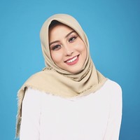 Youtuber sensasional Karin Novilda atau akrab disapa Awkarin tampaknya semakin jeli melihat peluang bisnis. Selain membuat bisnis hijab, ia pun membuat manajemen selebgram yang bernama The A Team. Foto: Instagram/Awkarin