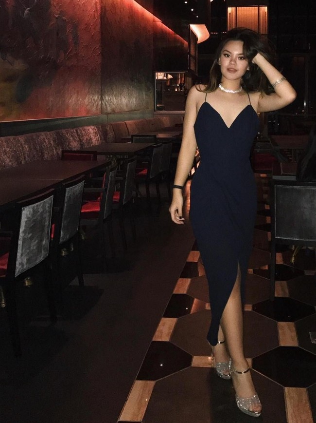 Tampil lebih dewasa dengan little black dress. So stunning! Foto: Instagram/@shafaharris