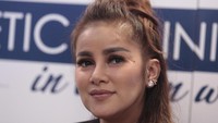 Olla Ramlan kini mempunyai tiga anak, Olla juga mengurus anaknya sendiri meski tak sampet untuk perawatan di luar, Olla menyempatkan untuk menggunakan masker wajah. Foto: Ismail/detikHOT