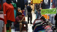 Sejumlah pedagang yang ditemui dilokasi menyatakan menolak untuk direlokasi ke parkiran pasar Blok F.