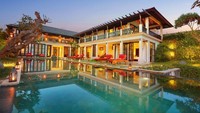 Villa dengan 4 kamar mewah ini berada di tebing di Uluwatu yang menyajikan pemandangan indah. (Booking.com)