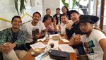 Begini Gaya Omesh Saat Makan Bersama Istri dan Anaknya!