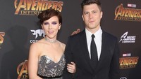 Tangan pemeran Black Widow itu tak pernah lepas dari lengan Colin Jost. Jesse Grant/Getty Images for Disney.