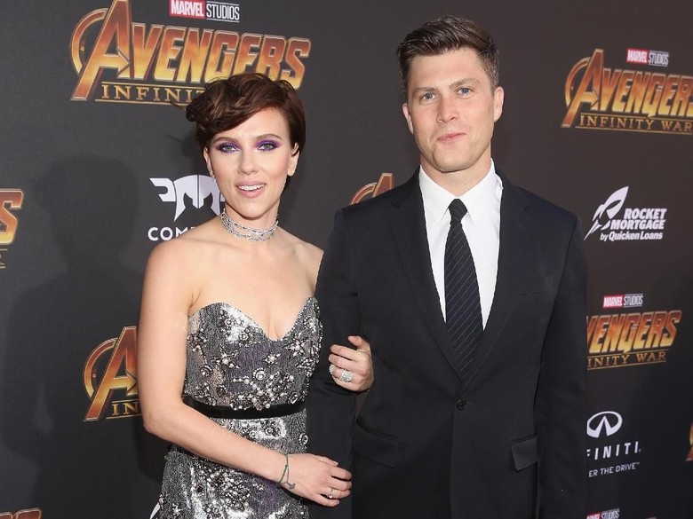 Tak Hanya Pacar, Scarlett Johansson Juga Pamer Tato di Punggung Tak Hanya Pacar, Scarlett Johansson Juga Pamer Tato di Punggung