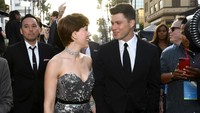 Dari Hollywood, Scarlet Johansson tertangkap datang menggandeng sang kekasih, Colin Jost di premier Avengers: Infinity War pekan lalu. Foto: Emma McIntyre/Getty Images