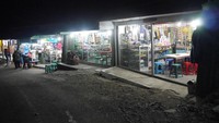 Toko suvenir pun ada dan sudah buka sejak dini hari (Kurnia/detikTravel)