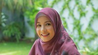 Terlihat sangat muda, wanita berusia 24 tahun ini terlihat sedang menikmati secangkir kopi dengan paduan latte. Foto: Instagram @natasharizkynew