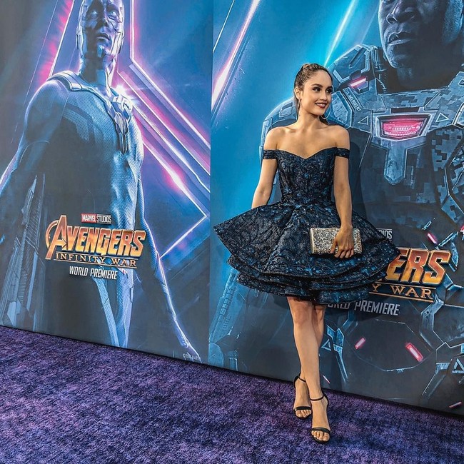Red (purple) carpet look for the World Premiere of The Avengers: Infinity War, tulis Cinta di Instagram. Ia juga mengucapkan terima kasih kepada stylist andalannya, Alva Susilo, yang mewujudkan gaya tersebut menjadi kenyataan. (Foto: Instagram/Cinta Laura)