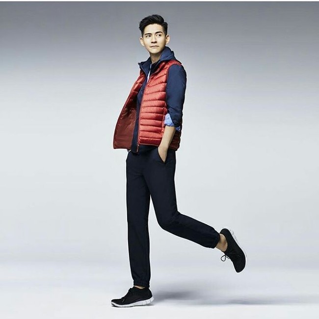 Penampilan memesona Vic Chou saat menjadi model untuk barang fashion brand Uniqlo. Foto: Instagram @vicchouyumin