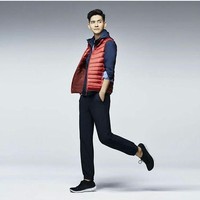 Penampilan memesona Vic Chou saat menjadi model untuk barang fashion brand Uniqlo. Foto: Instagram @vicchouyumin