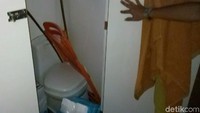 Pantauan detikcom di kabin belakang truk berusia 41 tahun ini, di dalam ruangan berukuran 12 meter persegi itu terdapat dua tempat tidur, dapur, toilet dan ruang makan kecil. Ornamen di dalamnya juga dibalut kayu.  Foto: Ardian Fanani
