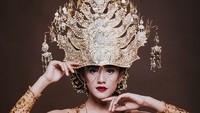 Anissa tampak cantik saat mengenakan pakaian adat. Foto: Dok. Instagram/aldosinarta