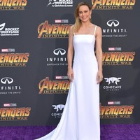 Brie Larson begitu menawan dibalut gaun putih minimalis dengan panjang menyapu lantai dari Carolina Herrera. Foto: Dok. Getty Images