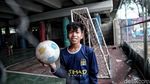 Keceriaan Anak-anak Main Futsal di Kolong Tol Priok